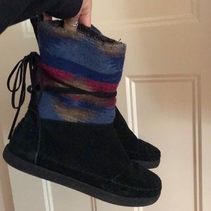 TOMS slip on moccasin boots in sz 7.5